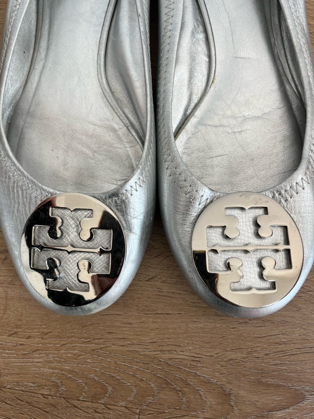 Tory Burch Reva Metallic Silver Leather Ballet Flats Logo Medallion Size 8.5 - Picture 4 of 11